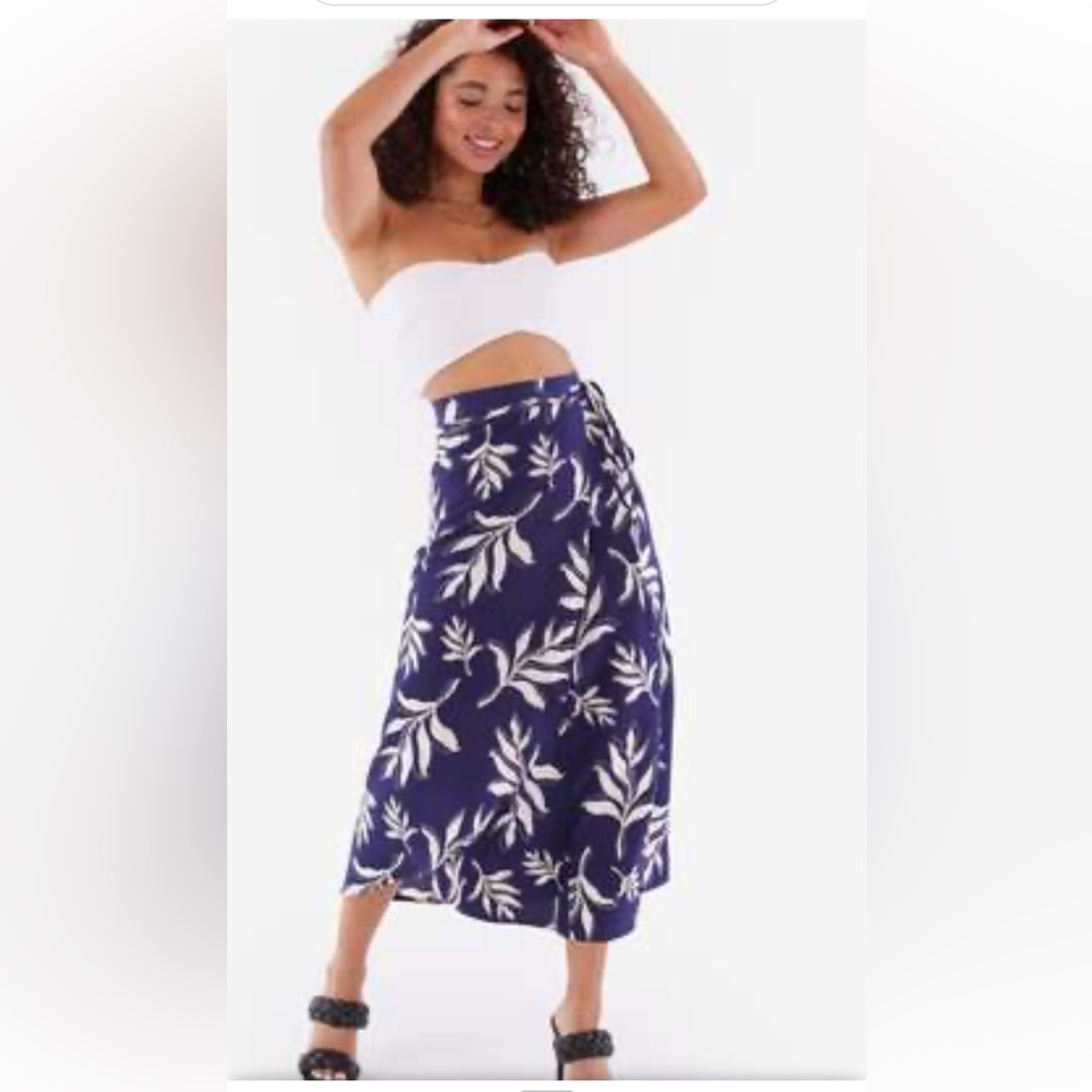 Summer & Rose
Blue & White Leaf Print
Adjustable Wrap Skirt OS